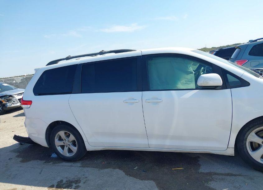 Photo 13 of 2011 Toyota Sienna LE V6 (VIN 5TDKK3DC2BS172376)