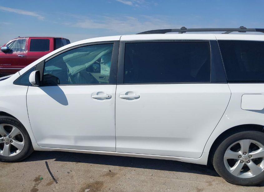 Photo 14 of 2011 Toyota Sienna LE V6 (VIN 5TDKK3DC2BS172376)