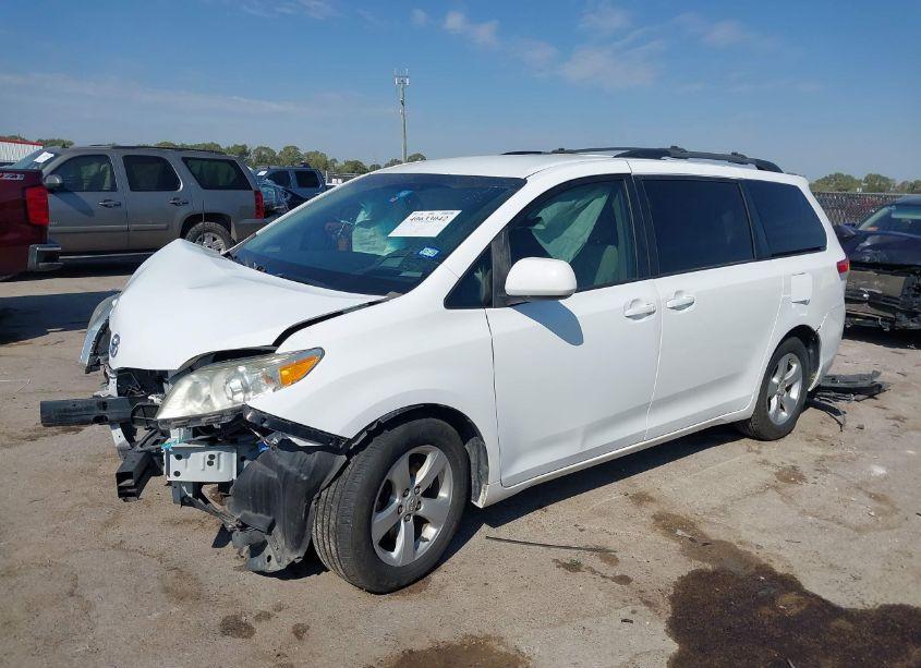 Photo 2 of 2011 Toyota Sienna LE V6 (VIN 5TDKK3DC2BS172376)