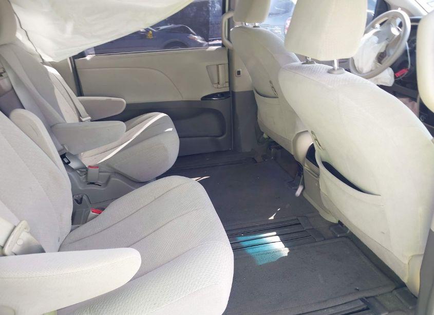 Photo 8 of 2011 Toyota Sienna LE V6 (VIN 5TDKK3DC2BS172376)