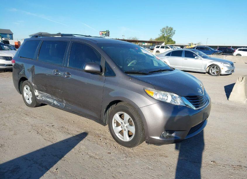 2011 Toyota Sienna LE V6 (VIN 5TDKK3DC2BS173852) main photo