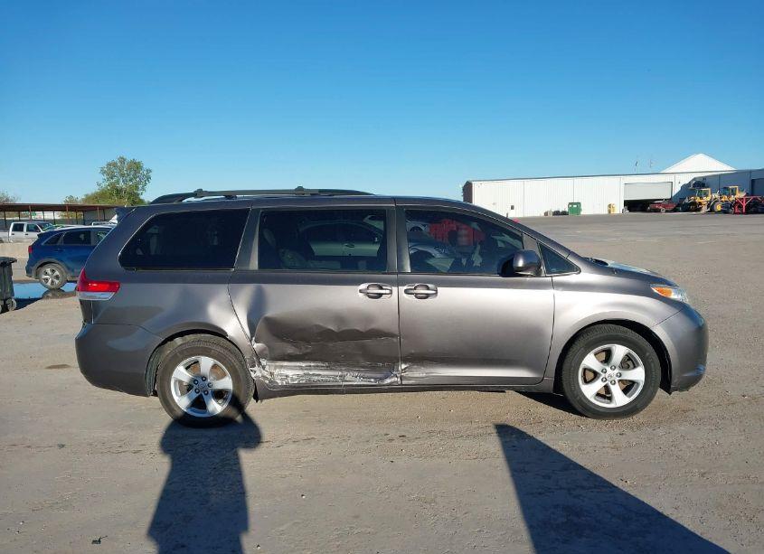 Photo 13 of 2011 Toyota Sienna LE V6 (VIN 5TDKK3DC2BS173852)