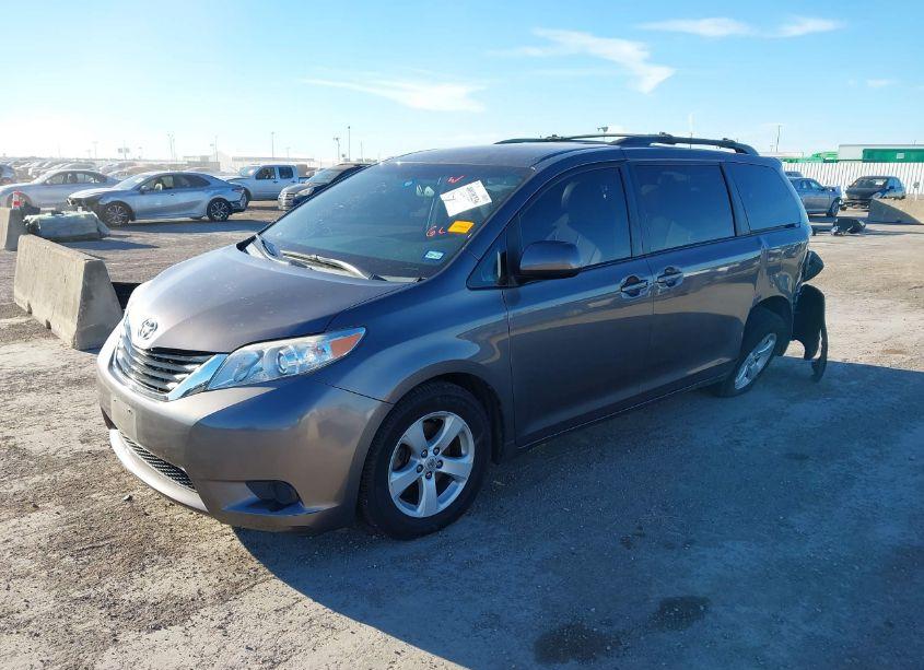 Photo 2 of 2011 Toyota Sienna LE V6 (VIN 5TDKK3DC2BS173852)