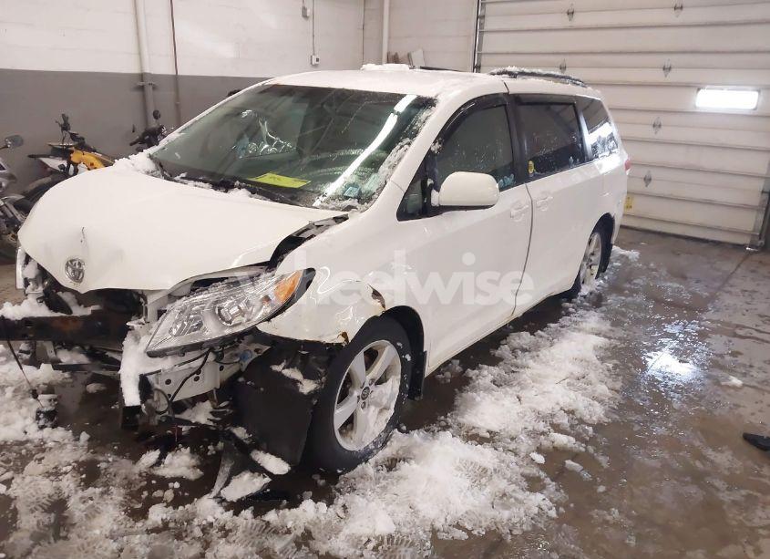 Photo 2 of 2013 Toyota Sienna LE V6 8 PASSENGER (VIN 5TDKK3DC2DS309626)