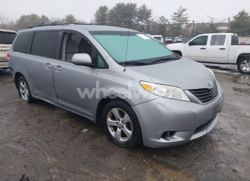 2013 Toyota Sienna LE V6 8 PASSENGER (VIN 5TDKK3DC2DS349575) main photo