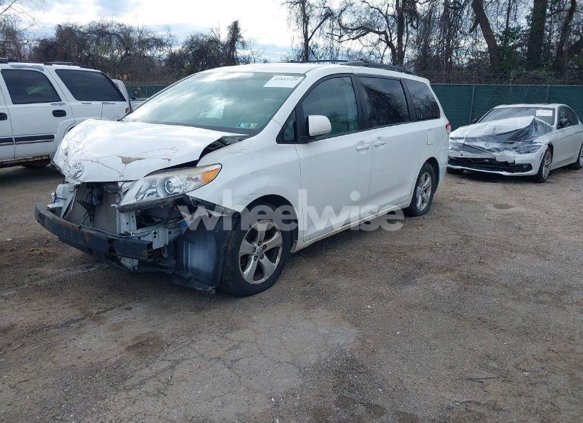 Photo 2 of 2014 Toyota Sienna LE V6 8 PASSENGER (VIN 5TDKK3DC2ES423210)