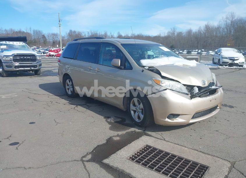 2014 Toyota Sienna LE V6 8 PASSENGER (VIN 5TDKK3DC2ES432358) main photo