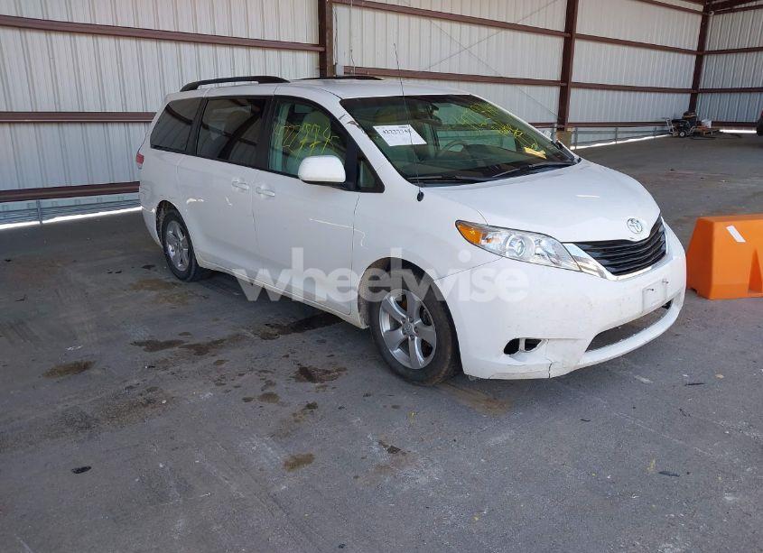 2014 Toyota Sienna LE V6 8 PASSENGER (VIN 5TDKK3DC2ES434546) main photo