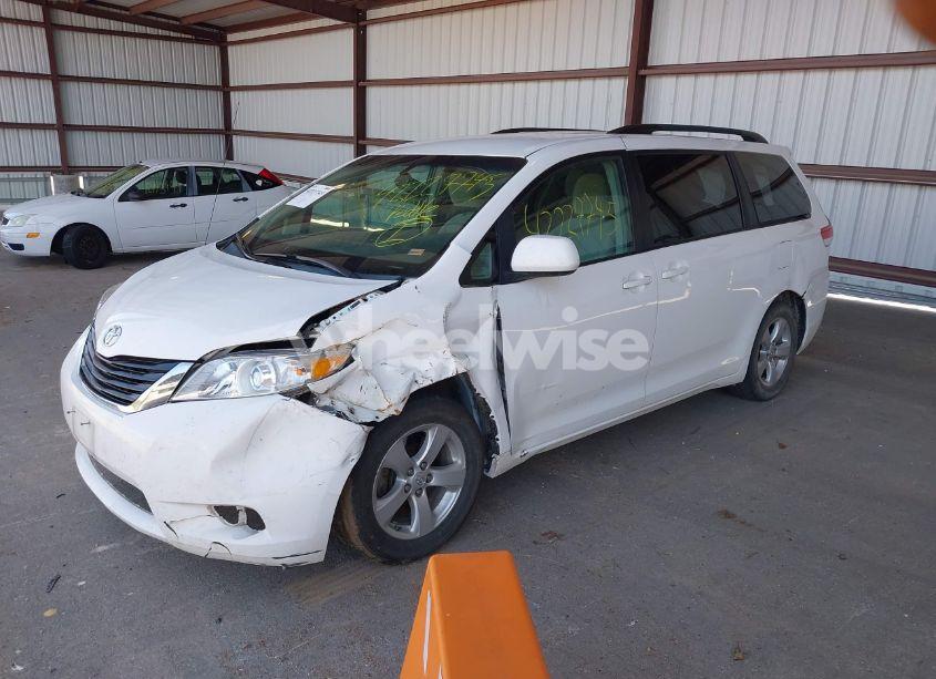 Photo 2 of 2014 Toyota Sienna LE V6 8 PASSENGER (VIN 5TDKK3DC2ES434546)