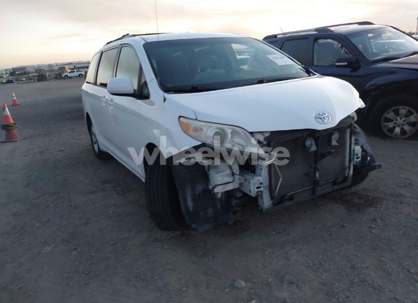 2014 Toyota Sienna LE V6 8 PASSENGER (VIN 5TDKK3DC2ES452707) main photo