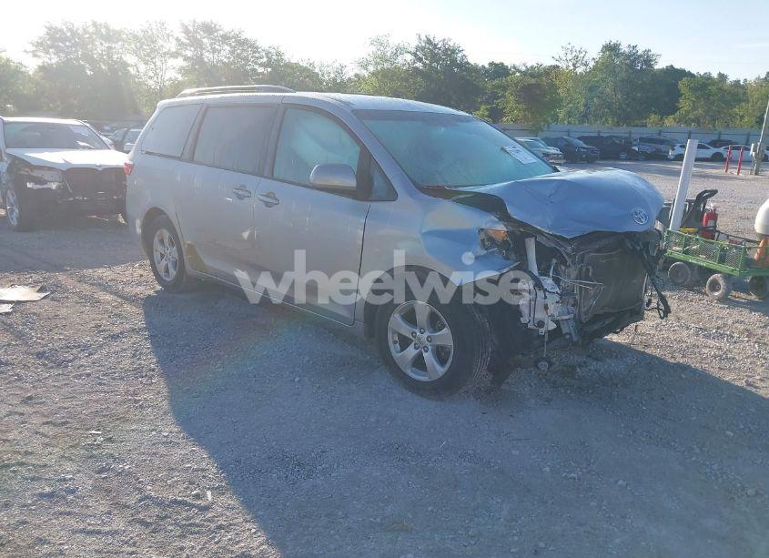 2015 Toyota Sienna LE 7 PASSENGER/LE 8 PASSENGER (VIN 5TDKK3DC2FS571665) main photo