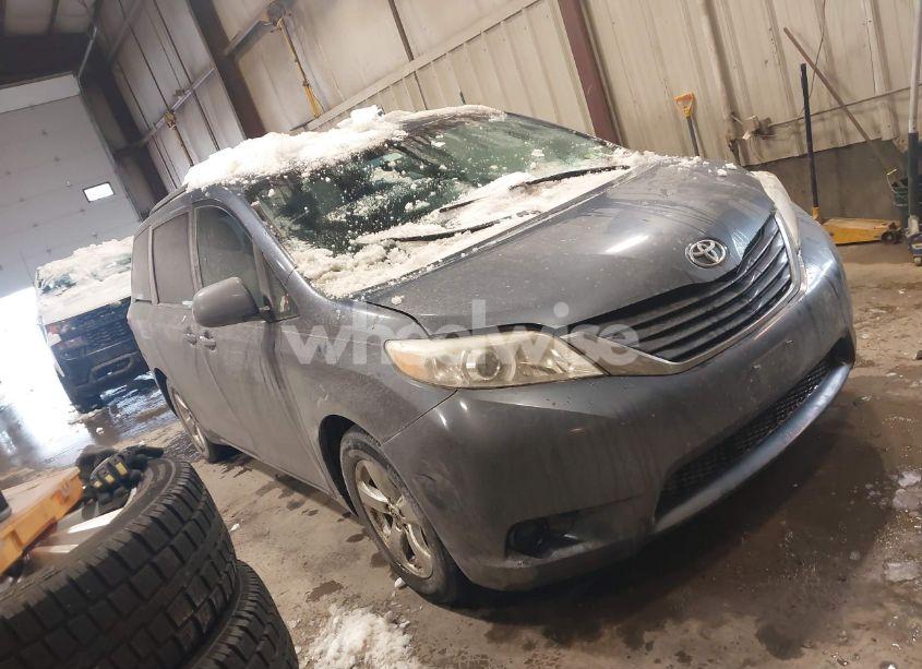 2015 Toyota Sienna LE 8 PASSENGER (VIN 5TDKK3DC2FS580091) main photo
