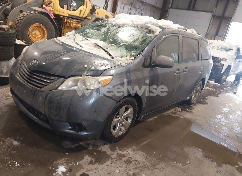 Photo 2 of 2015 Toyota Sienna LE 8 PASSENGER (VIN 5TDKK3DC2FS580091)