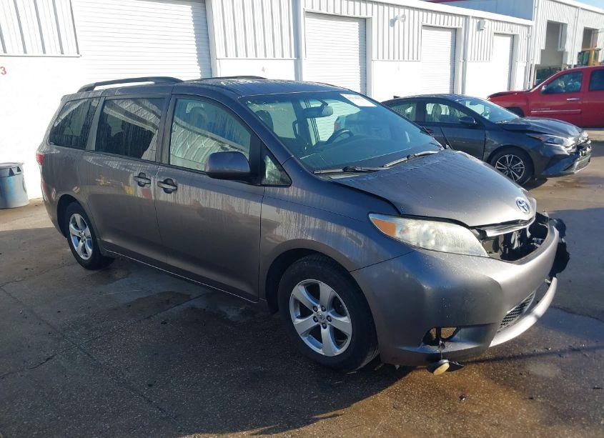 2015 Toyota Sienna LE 8 PASSENGER (VIN 5TDKK3DC2FS616023) main photo