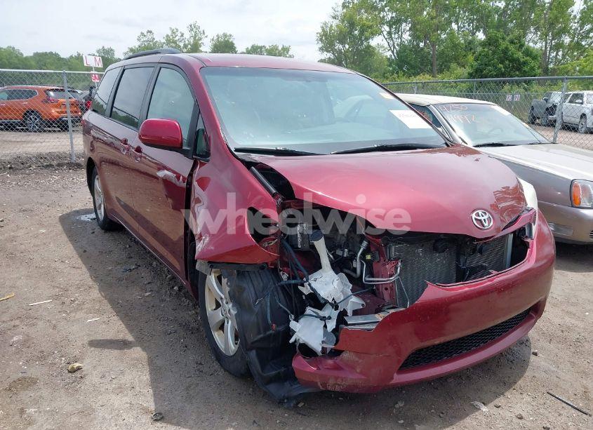 2016 Toyota Sienna LE 8 PASSENGER (VIN 5TDKK3DC2GS718956) main photo