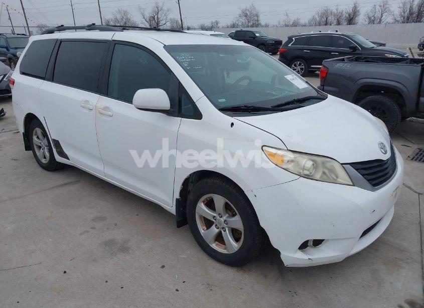 2011 Toyota Sienna LE V6 (VIN 5TDKK3DC3BS060783) main photo