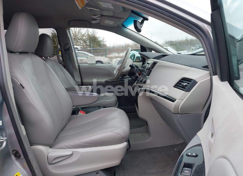 Photo 5 of 2011 Toyota Sienna LE V6 (VIN 5TDKK3DC3BS083769)