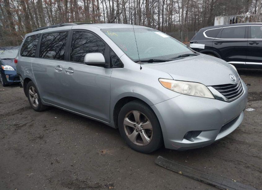 2011 Toyota Sienna LE V6 (VIN 5TDKK3DC3BS111697) main photo
