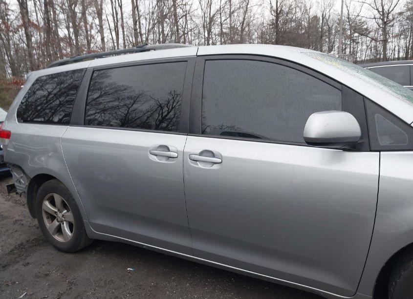 Photo 13 of 2011 Toyota Sienna LE V6 (VIN 5TDKK3DC3BS111697)