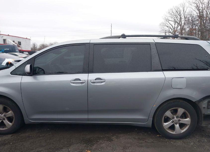 Photo 14 of 2011 Toyota Sienna LE V6 (VIN 5TDKK3DC3BS111697)