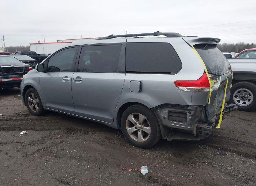 Photo 3 of 2011 Toyota Sienna LE V6 (VIN 5TDKK3DC3BS111697)