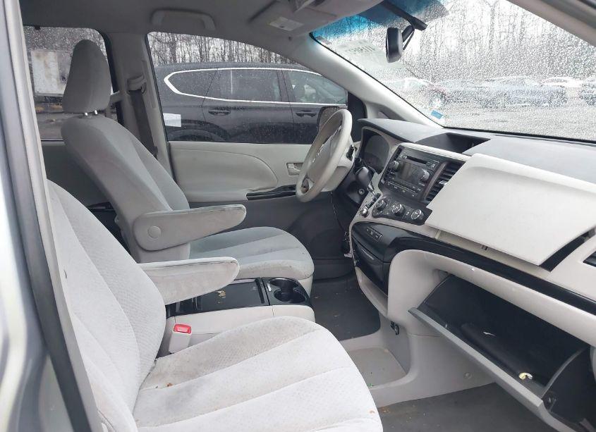 Photo 5 of 2011 Toyota Sienna LE V6 (VIN 5TDKK3DC3BS111697)