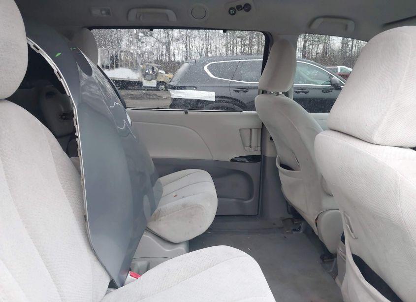 Photo 8 of 2011 Toyota Sienna LE V6 (VIN 5TDKK3DC3BS111697)