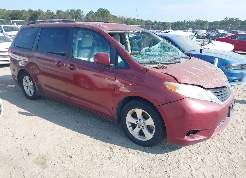2011 Toyota Sienna LE V6 (VIN 5TDKK3DC3BS113496) main photo