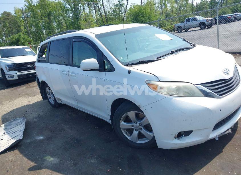 2011 Toyota Sienna LE V6 (VIN 5TDKK3DC3BS156395) main photo