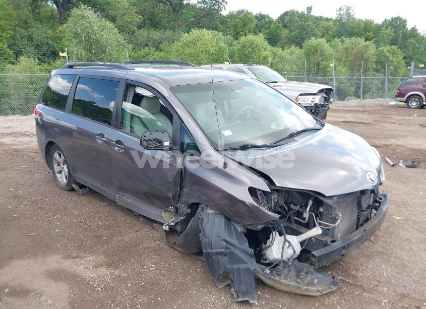 2011 Toyota Sienna LE V6 (VIN 5TDKK3DC3BS166098) main photo