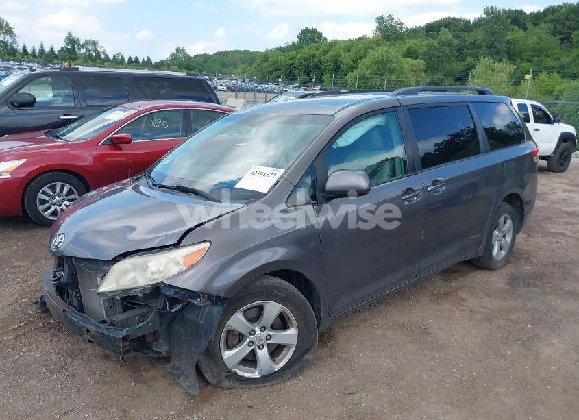 Photo 2 of 2011 Toyota Sienna LE V6 (VIN 5TDKK3DC3BS166098)
