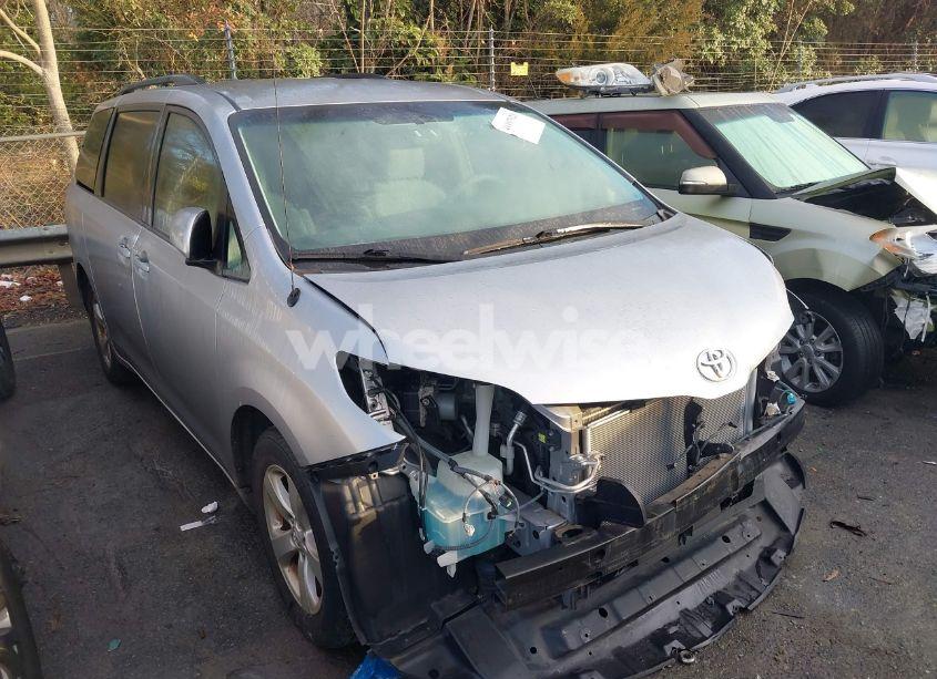 2011 Toyota Sienna LE V6 (VIN 5TDKK3DC3BS169969) main photo