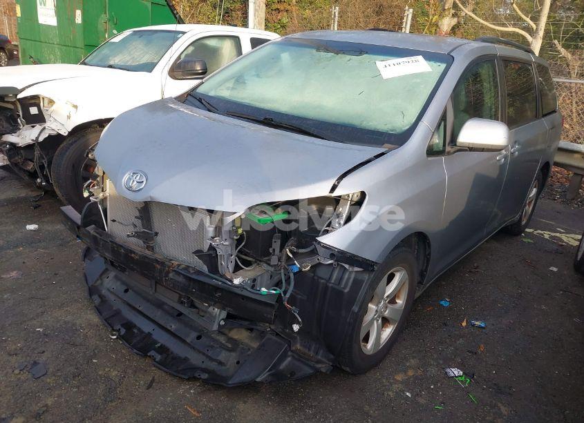 Photo 2 of 2011 Toyota Sienna LE V6 (VIN 5TDKK3DC3BS169969)