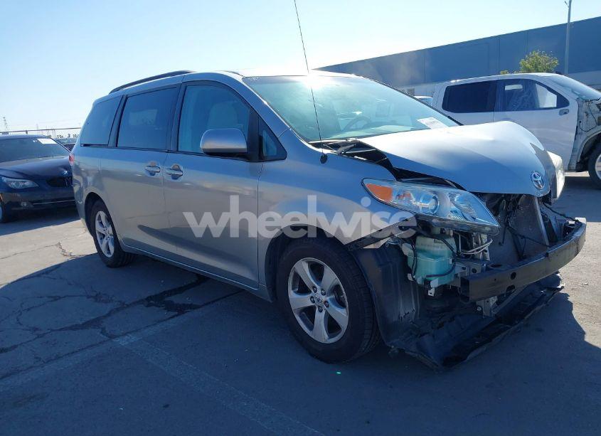 2011 Toyota Sienna LE V6 (VIN 5TDKK3DC3BS175562) main photo
