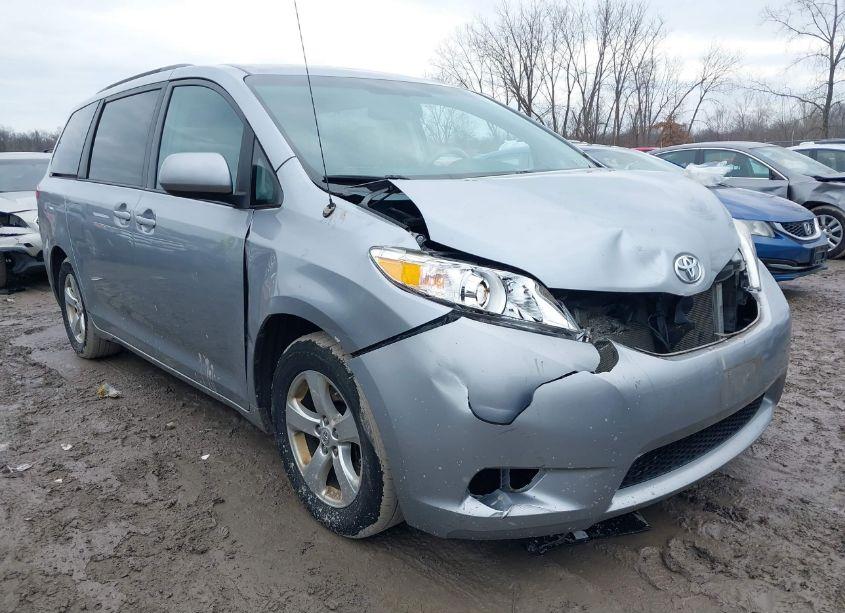 2013 Toyota Sienna LE V6 8 PASSENGER (VIN 5TDKK3DC3DS376817) main photo