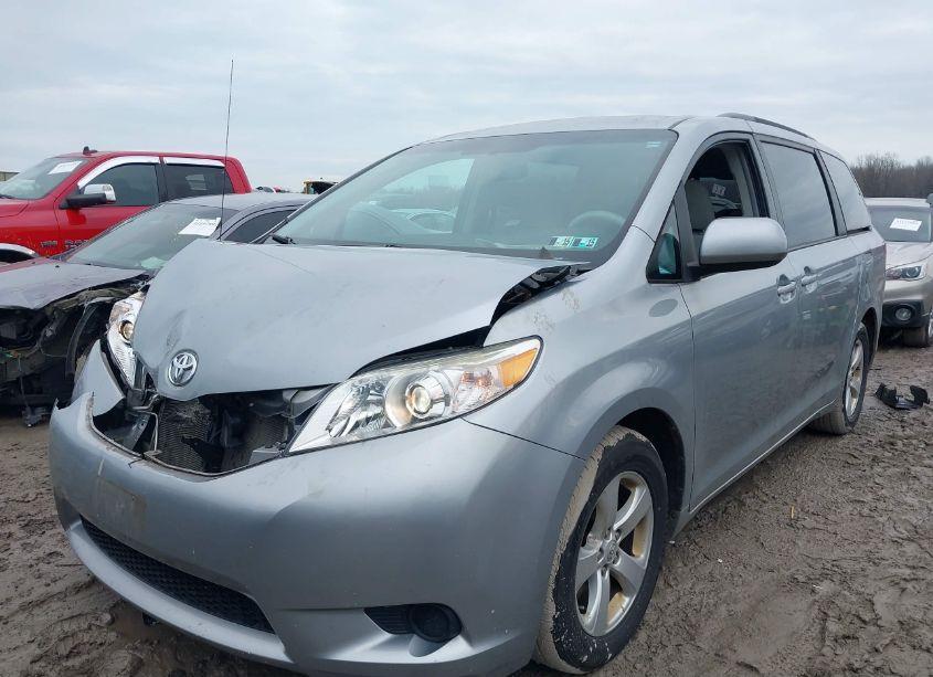Photo 2 of 2013 Toyota Sienna LE V6 8 PASSENGER (VIN 5TDKK3DC3DS376817)