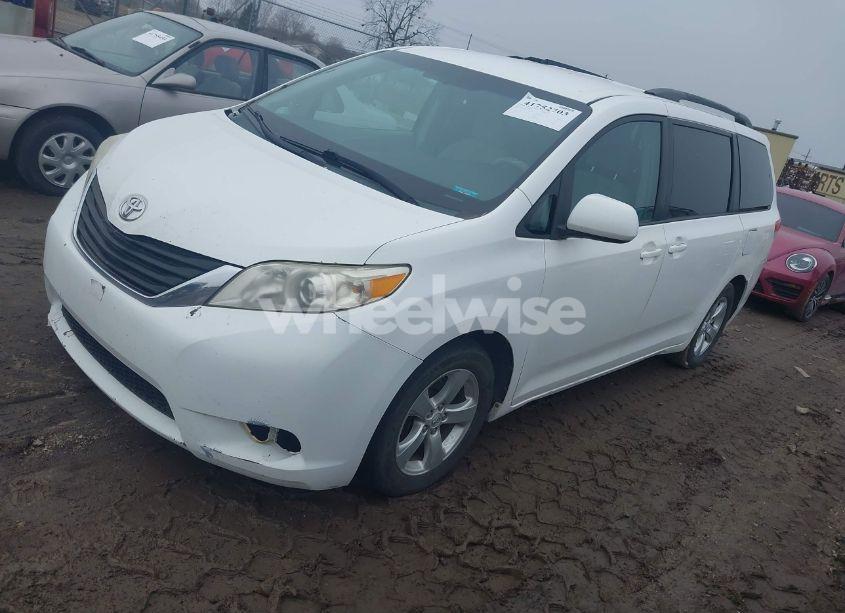 Photo 2 of 2013 Toyota Sienna LE V6 8 PASSENGER (VIN 5TDKK3DC3DS378261)