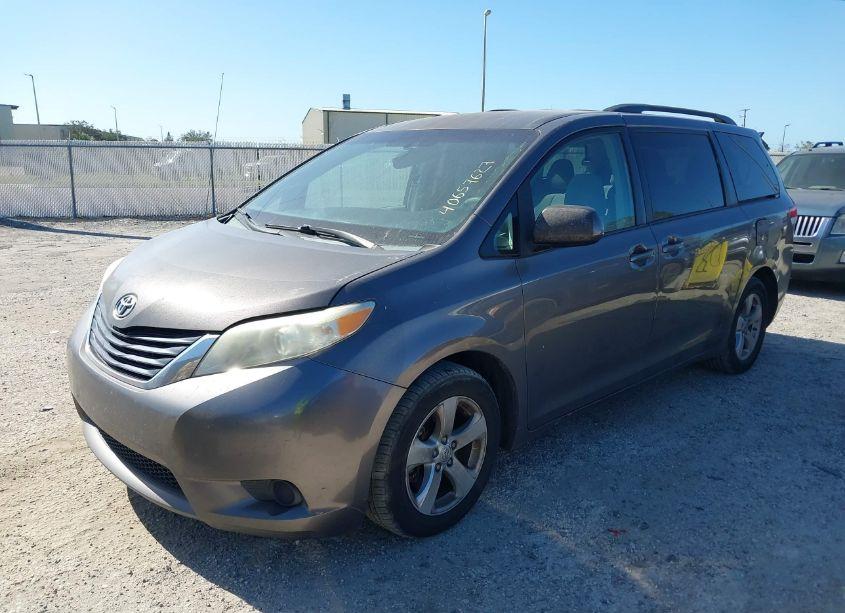 Photo 2 of 2013 Toyota Sienna LE V6 8 PASSENGER (VIN 5TDKK3DC3DS401120)