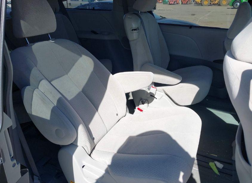 Photo 8 of 2013 Toyota Sienna LE V6 8 PASSENGER (VIN 5TDKK3DC3DS401120)