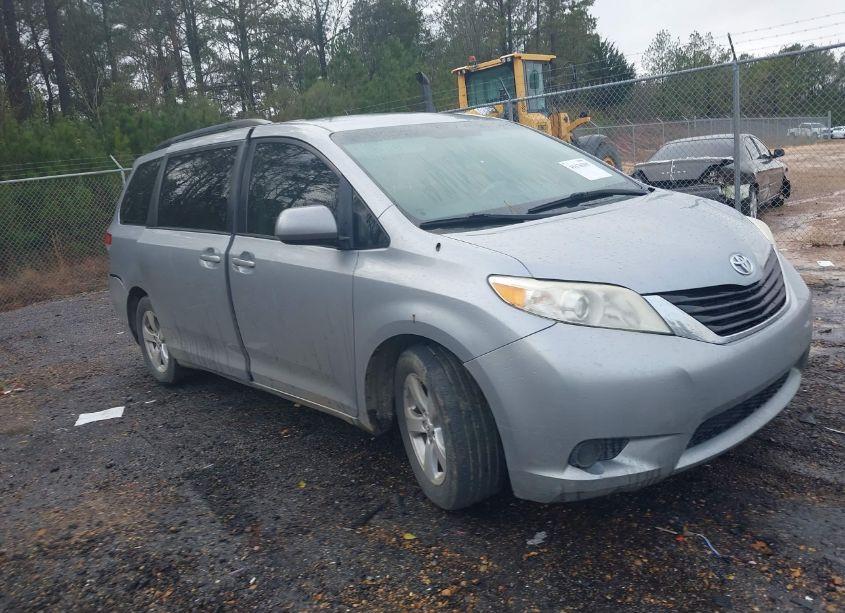 2014 Toyota Sienna LE V6 8 PASSENGER (VIN 5TDKK3DC3ES415617) main photo