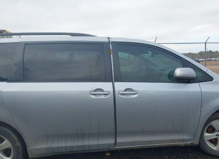 Photo 13 of 2014 Toyota Sienna LE V6 8 PASSENGER (VIN 5TDKK3DC3ES415617)