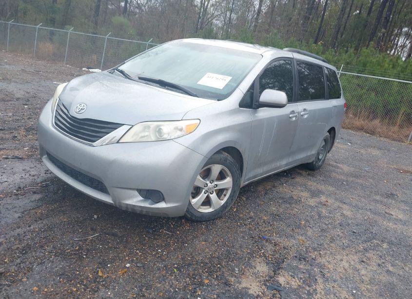 Photo 2 of 2014 Toyota Sienna LE V6 8 PASSENGER (VIN 5TDKK3DC3ES415617)