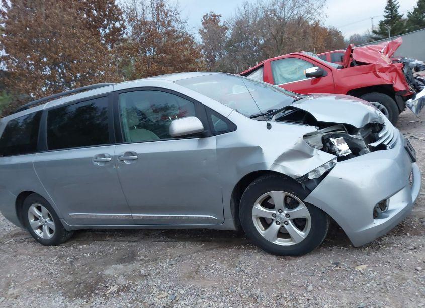 Photo 13 of 2014 Toyota Sienna LE V6 8 PASSENGER (VIN 5TDKK3DC3ES444017)