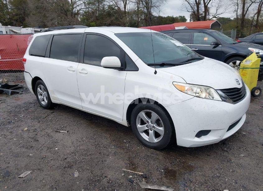 2014 Toyota Sienna LE V6 8 PASSENGER (VIN 5TDKK3DC3ES513658) main photo