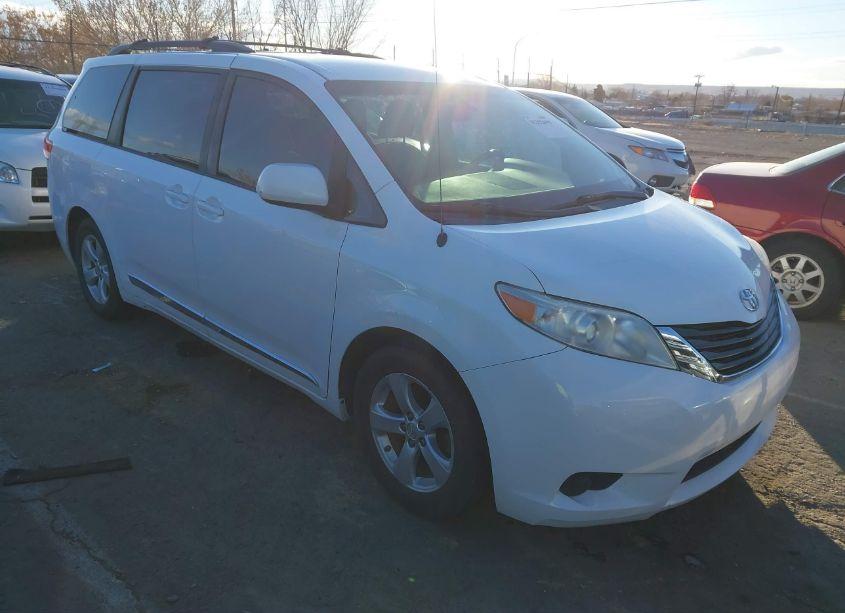 2014 Toyota Sienna LE V6 8 PASSENGER (VIN 5TDKK3DC3ES525664) main photo
