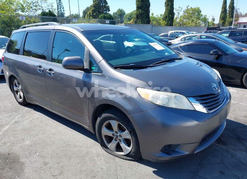 2015 Toyota Sienna LE 8 PASSENGER (VIN 5TDKK3DC3FS569925) main photo