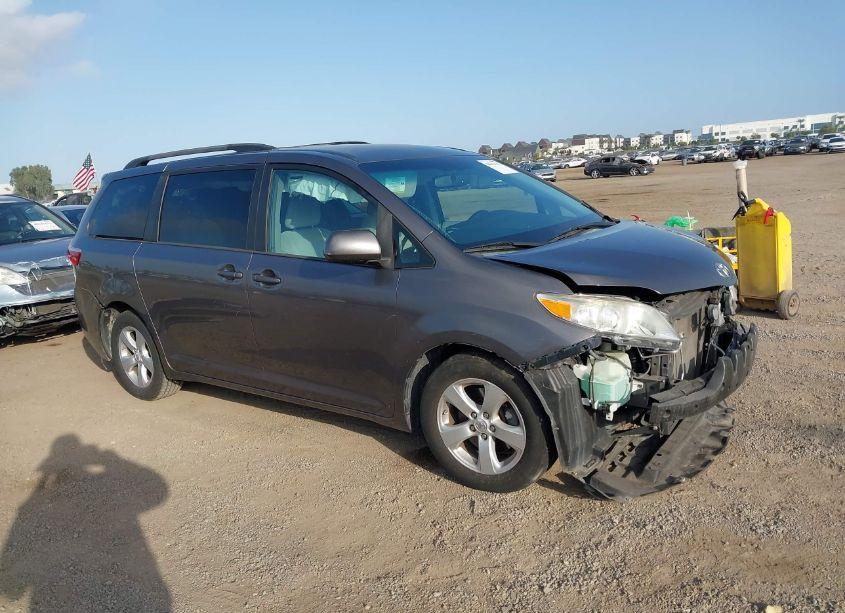 2015 Toyota Sienna LE 8 PASSENGER (VIN 5TDKK3DC3FS656353) main photo