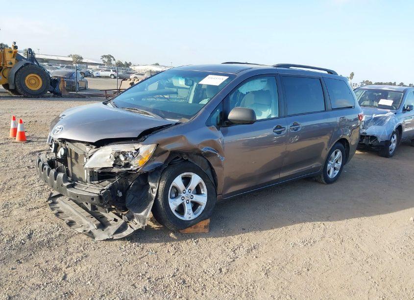 Photo 2 of 2015 Toyota Sienna LE 8 PASSENGER (VIN 5TDKK3DC3FS656353)