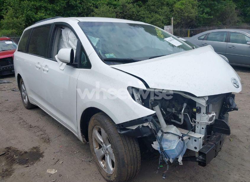 2015 Toyota Sienna LE 8 PASSENGER (VIN 5TDKK3DC3FS685710) main photo