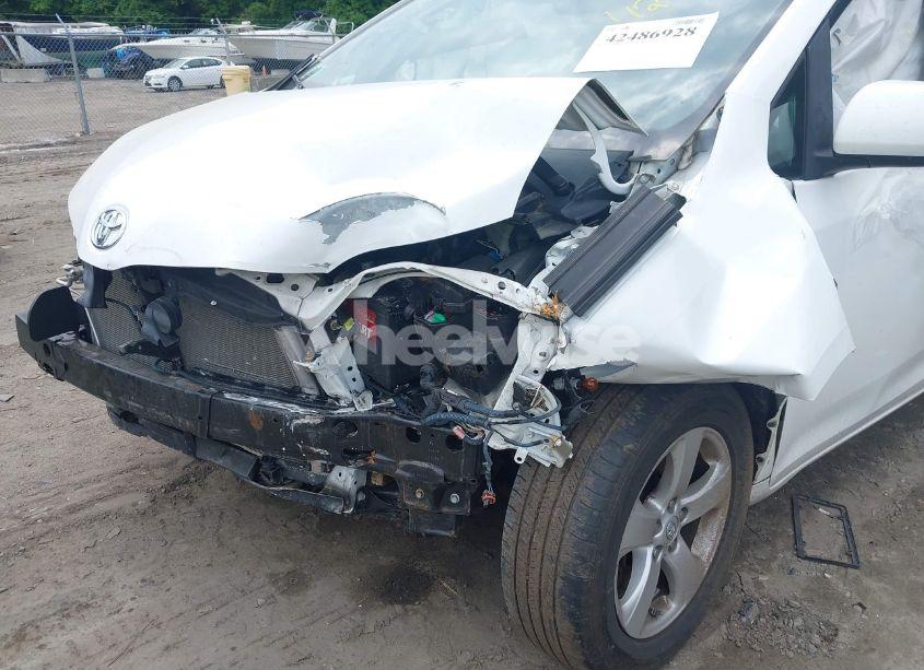 Photo 6 of 2015 Toyota Sienna LE 8 PASSENGER (VIN 5TDKK3DC3FS685710)